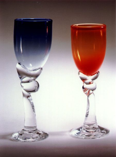 Deux verres à pied, un bleu et un rouge